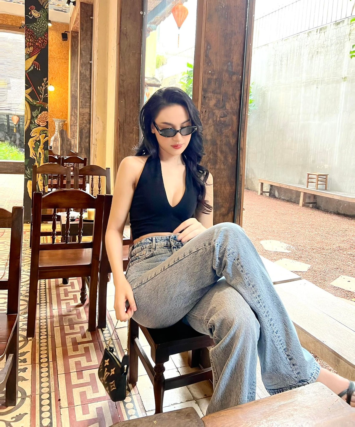 H Duyên-B'krông (thường gọi là Duyên) sinh năm 1999 là  hot girl Ê Đê nổi tiếng với ngoại hình xinh đẹp.