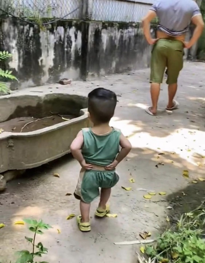 Các cụ vốn có câu "Con nhà tông, không giống lông cũng giống cánh" quả không nói quá một chút nào, trên MXH xuất hiện hình ảnh nhiều cặp  cha con có những biểu cảm giống nhau tới từng chi tiết khiến cho người xem không thể nhịn cười.