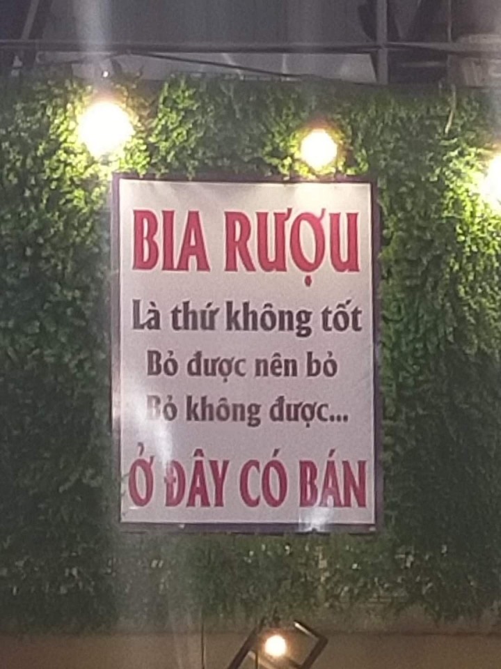 Từ trước đến nay các  biển thông báo, nội quy hay quảng cáo thường được làm theo một khuôn mẫu nào đó. Có thể có đôi chút khác biệt về trang trí thiết kế hoặc phông chữ, nhưng về căn bản, nội dung cũng na ná như nhau.