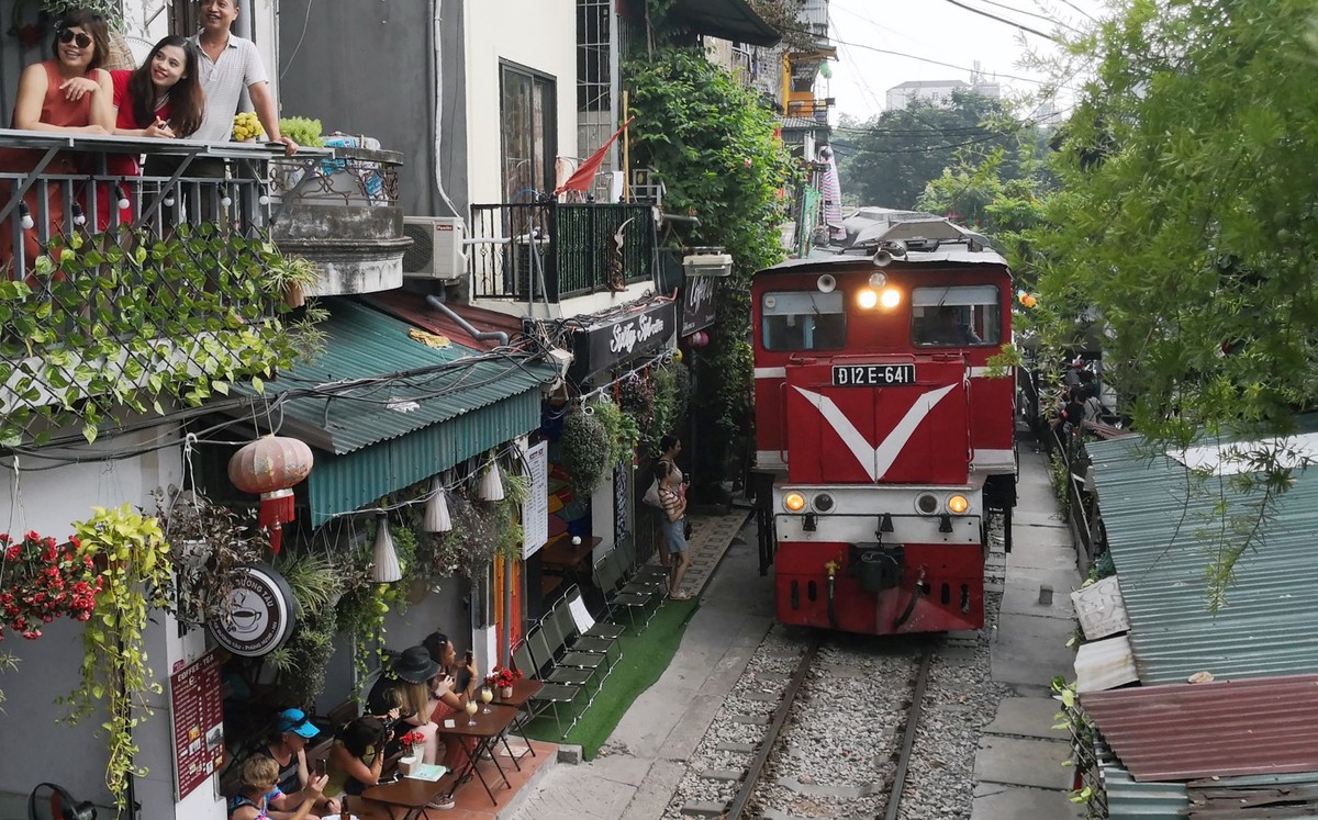 Phố  cà phê đường tàu nối giữa Lê Duẩn, Trần Phú, Cửa Đông và Phùng Hưng, chỉ dài 2 km từ lâu là địa điểm thu hút đông người nước ngoài và bạn trẻ trong nước đến check in. Ảnh: Vietnamnet