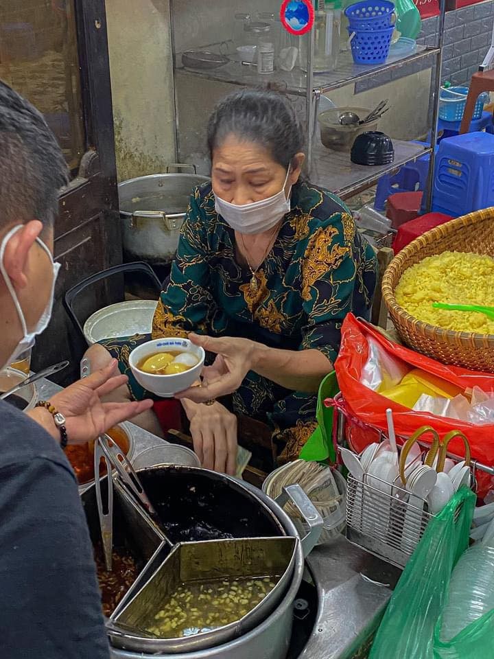 Nhắc đến những  hàng quán lâu đời ở Hà Nội phải kể đến xôi chè bà Thìn, đây đã trở thành một địa chỉ quà vặt có thương hiệu ở đất Hà thành.