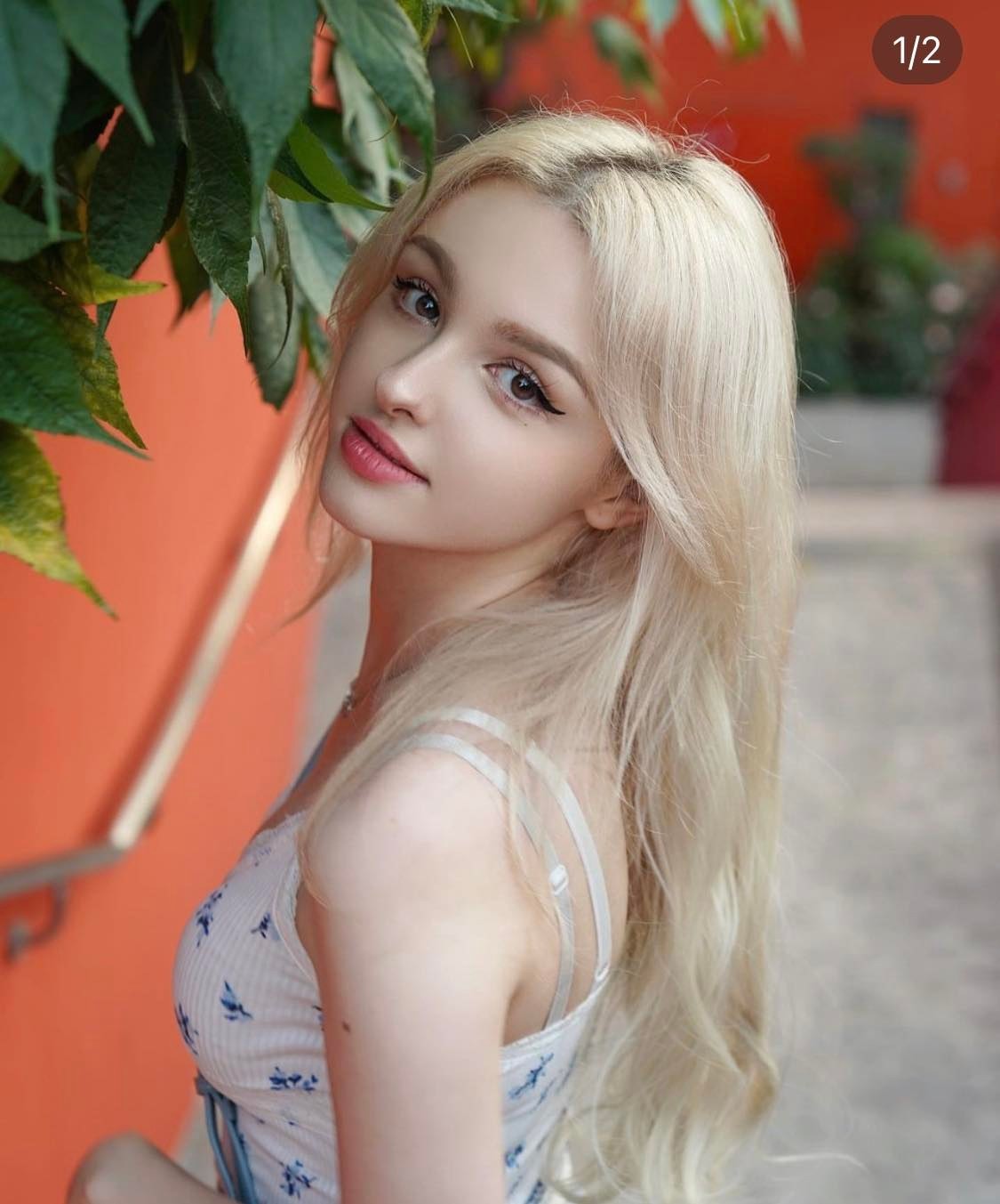 Elina sinh năm 1998, là  hot girl, người mẫu ảnh gắn bó với đất nước Hàn Quốc khá lâu.