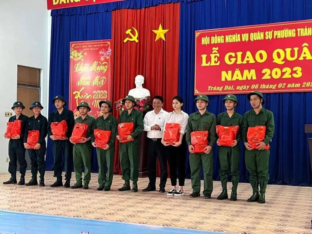 Trong số thanh niên  lên đường nhập ngũ gây chú ý hơn cả là hình ảnh của một nữ tân binh xinh đẹp, trẻ trung giữa hàng trăm tân binh khác. Cô gái này là Nguyễn Lê Tuyết Nhi, nữ tân binh duy nhất của tỉnh Đồng Nai.