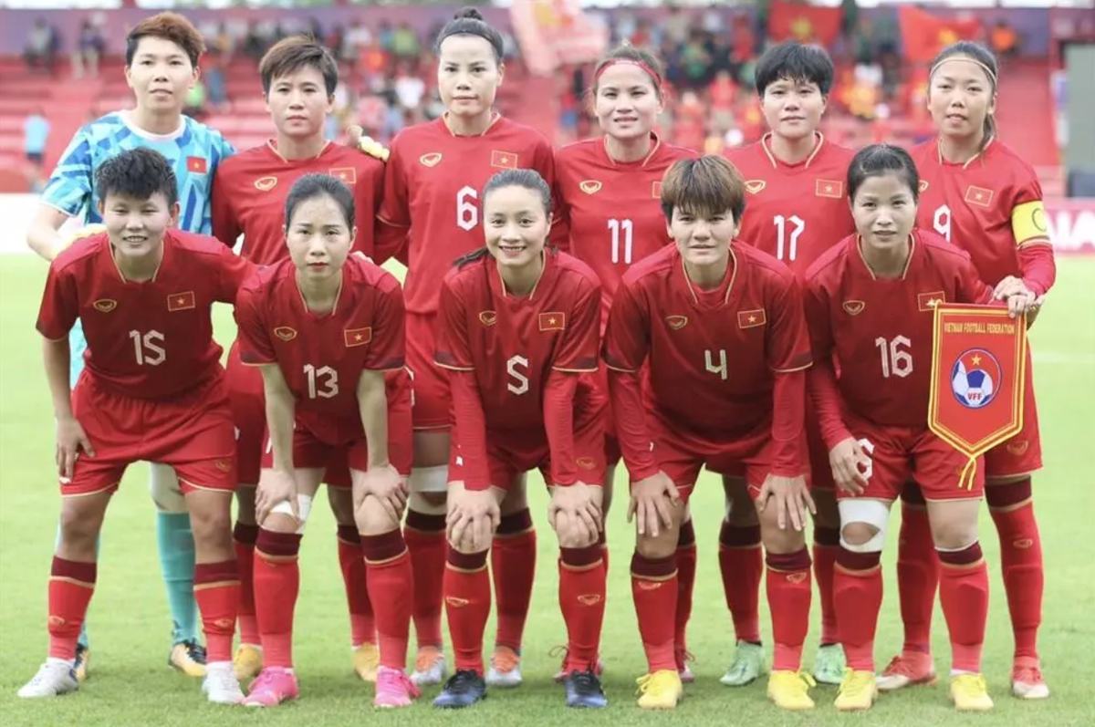 Thi đấu tại  SEA Games 32, đội tuyển bóng đá nữ Việt Nam gây ấn tượng không chỉ trên sân cỏ, các "cô gái vàng" này còn xinh đẹp không kém gì những hot girl.