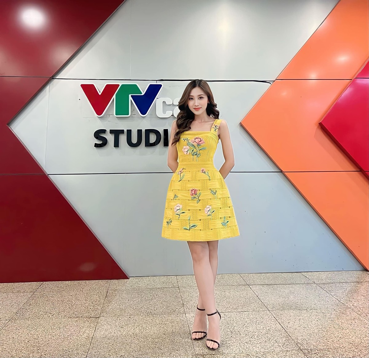  Nữ MC Hoàng Tú Uyên là gương mặt quen thuộc của nhiều trường trình nổi tiếng trên VTV như: Việt Nam Travel, Hành Trình Hy Vọng, S Việt Nam…