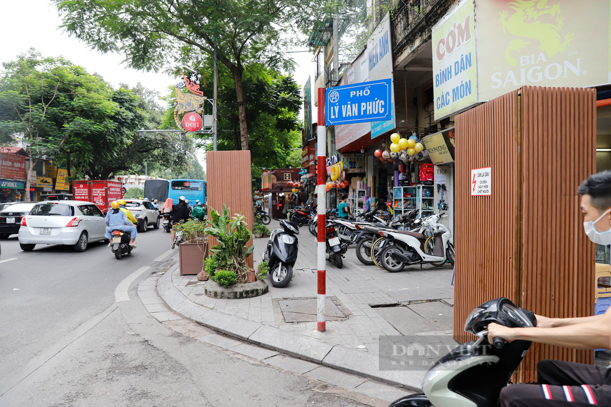 Ghi nhận sáng ngày 27/9, dãy  bốt điện nằm hai bên đường Nguyễn Thái Học (quận Ba Đình, Hà Nội) được lồng trong khung kim loại, bên ngoài "mặc áo giáp" màu nâu làm từ vật liệu ốp nhựa giả gỗ.