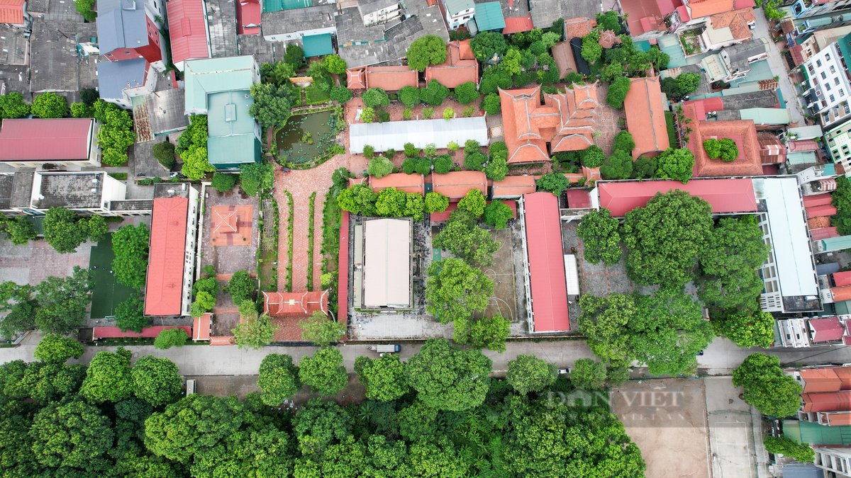 Nằm ở thôn Giang Cao (xã Bát Tràng, huyện Gia Lâm, Hà Nội), nơi có nghề gốm sứ nổi tiếng,  chùa Tiêu Dao được xây dựng từ thời nhà Trần (1226-1400). Chùa đã trải qua nhiều lần tu bổ, tôn tạo và hiện có diện tích khoảng 8.300 m2, theo Tiểu ban Quản lý Di tích thôn Giang Cao.