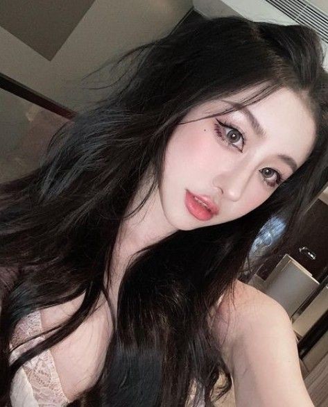  Hot girl có tên "Hotdogemi" có khoảng hơn 140 ngàn người theo dõi trên mạng xã hội, cô nổi tiếng khắp MXH xứ Trung.