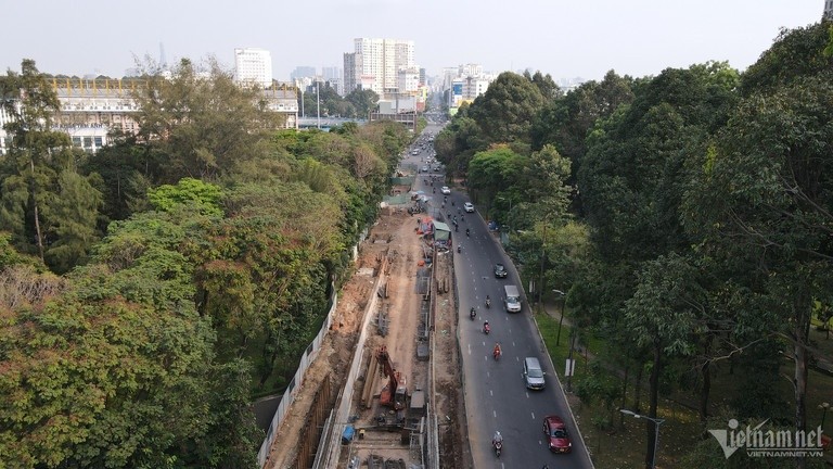 Những ngày đầu tháng cuối năm 2023, trên công trường thi công hầm chui Trần Quốc Hoàn - Phan Thúc Duyện trở nên nhộn nhịp với cảnh hàng chục công nhân cùng thiết bị máy móc đang tất bật công việc.