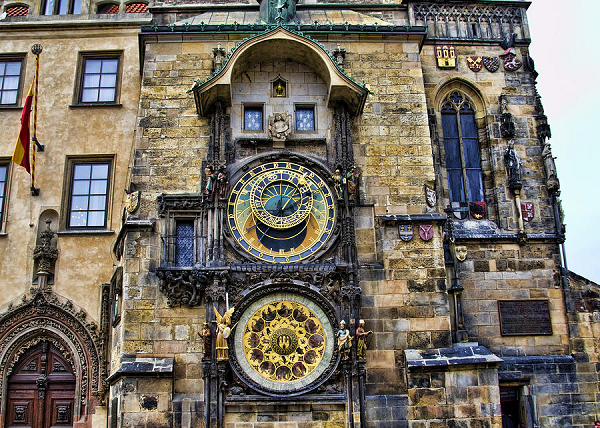  Đồng hồ thiên văn Prague Astronomical Clock nằm tại thủ đô của Cộng hòa Séc. Đồng hồ được lắp đặt lần đầu vào năm 1410, là đồng hồ thiên văn cổ thứ ba và cổ nhất vẫn còn hoạt động trên thế giới.