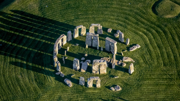  Stonehenge là một công trình tượng đài cự thạch thời kỳ đồ đá mới và thời kỳ đồ đồng gần Amesbury ở Anh.