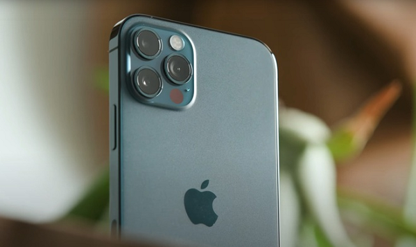  iPhone 12 sở hữu cụm camera kép, trong đó camera chính và camera góc rộng đều có độ phân giải 12MP. Với cụm camera này, iPhone 12 cho phép khả năng chụp ảnh thiếu sáng tốt hơn, kết hợp cùng công nghệ AI, tính năng Deep Fusion mà hình ảnh chụp được của iPhone trong các môi trường thiếu sáng, ánh sáng phức tạp vẫn rõ nét, giảm độ noise, chất lượng hình ảnh sáng sủa hơn.