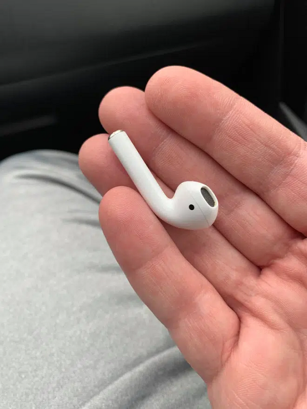 Sự cố hi hữu này xảy ra với Bradford Gauthier, sống tại Worcester, Massachusetts, Hoa Kỳ, khi anh  nuốt phải 1 bên tai AirPods trong lúc ngủ và phải nhập viện cấp cứu để lấy nó ra.