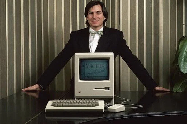 “Chúng ta sẽ sử dụng máy tính tại nhà, để giải trí”: Năm 1985,  Steve Jobs nói vời PlayBoy rằng việc sử dụng máy tính cá nhân sẽ len lỏi vào từng căn nhà. Ở thời điểm này, máy tính được sử dụng phần lớn bởi các công ty, trường hợp và một số doanh nhân điều hành kinh doanh tại nhà.