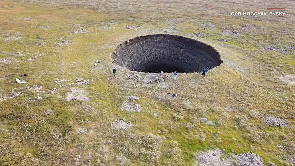  Vụ nổ khí methane lớn làm rung chuyển vùng Siberia băng giá hồi năm 2020 đã để lại một hố sâu khổng lồ trên mặt đất. Đây là "hố tử thần" thứ 17 được tìm thấy trên các bán đảo Yamal và Gyda ở vùng Bắc Cực thuộc Nga.