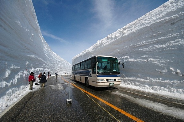  Tuyến đường núi Tateyama Kurobe nằm trong một dãy núi băng của Nhật Bản, cách mực nước biển tới 2.438 mét. Tại đây có những bức tường tuyết cao khoảng 20 mét vào mùa xuân.