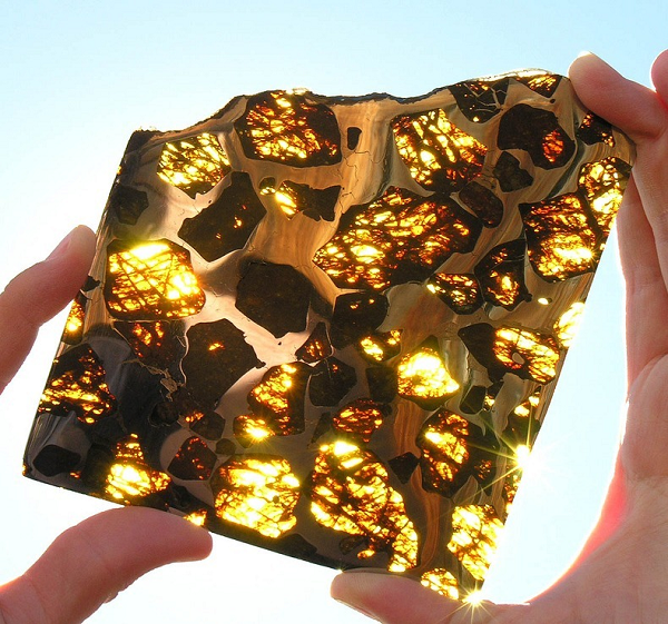  Thiên thạch Fukang thuộc loại thiên thạch đá sắt được gọi là Pallasite, có thể được nhận ra bởi các mảnh tinh thể olivin sắp đặt hỗn loạn trong một ma trận sắt-niken.