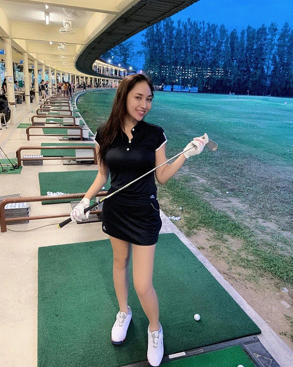 Tại Thái Lan, cô nàng Athijit Teeravattanak được các fan ưu ái gọi với biệt danh " nữ golf thủ quyến rũ nhất thế giới". Bởi không chỉ có tài năng, cô nàng 22 tuổi còn khiến các đấng mày râu điêu đứng bởi vẻ ngoài hút hồn.