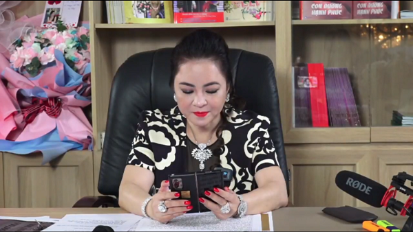 Cư dân mạng vừa soi hai chiếc  smartphone xuất hiện trong livestream của bà Phương Hằng, thuộc phân khúc cực kỳ cao cấp có giá đắt đỏ nhất trên thị trường hiện nay.