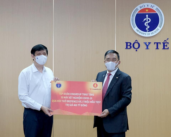 Sau khi đàm phán thành công với Công ty Breathonix (Singapore) - nhà sản xuất  máy xét nghiệm COVID-19 qua hơi thở đầu tiên trên thế giới, tập đoàn Vingroup đã đưa thiết bị này về Việt Nam và trao tặng 30 máy cho Bộ Y tế.