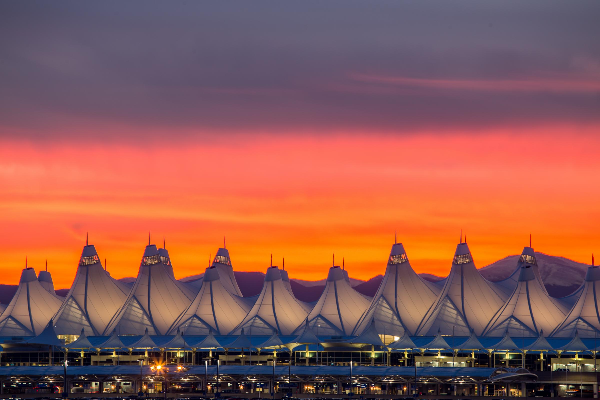  Sân bay quốc tế Denver thường được gọi là DIA, nằm ở tây bắc Denver, Colorado. Sân bay này do City &amp; County of Denver Department of Aviation làm cơ quan quản lý và điều hành. Đây cũng là sân bay rộng nhất nước Mỹ và đứng thứ hai trên thế giới.