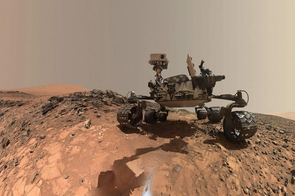  Tàu thám hiểm Curiosity đã phát hiện mê-tan tổng cộng 6 lần trong những năm thăm dò Sao Hỏa. Sau khi mô hình hóa các hạt khí, các nhà khoa học cho rằng nó phải được tạo ra gần đây bởi sinh vật sống.