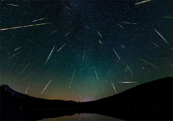  Mưa sao băng Perseids hay còn gọi là mưa sao băng Anh Tiên có thể nhìn thấy từ ngày 16/7 - 23/8, tuy nhiên sẽ đạt cực đại vào đêm nay, tức ngày 12/8.