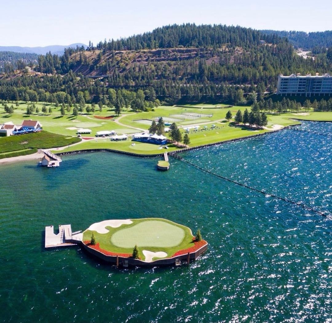 Với thiết kế “có một không hai”, Coeur d’Alene Resort Golf Course được đánh giá là một trong những  sân golf tốt nhất nước Mỹ. Đặc biệt, lỗ 14 nằm “lênh đênh” giữa hồ Coeur d’Alene đem đến cho người chơi những trải nghiệm hết sức thú vị.