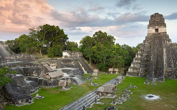 Nằm trong Vườn quốc gia Tikal của Guatemala, thành phố cổ Tikal là hiện thân cho sự phát triền rực rỡ của nền văn minh Maya cổ xưa. Tikal chính là thủ đô của Maya trong suốt quá trình tồn tại của vương quốc hùng mạnh nhất châu Mỹ này.