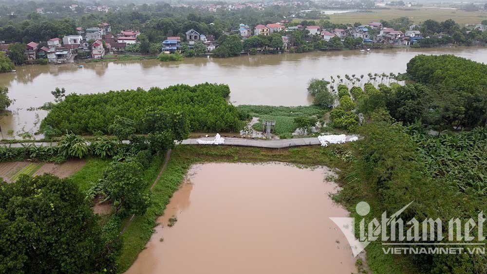 Khoảng một tuần nay, do ảnh hưởng của thời tiết mưa lớn, nước sông Đáy dâng cao khiến đoạn đê hữu Đáy (xã Xuy Xá) bị sụt lún nghiêm trọng. Để đảm bảo an toàn, chính quyền huyện Mỹ Đức giao cho xã  lập rào chắn ở hai đầu đường đê hữu Đáy.     