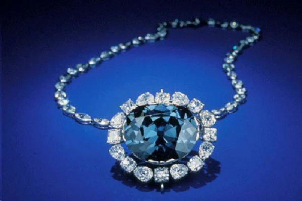 Trong số những viên kim cương nổi tiếng trong lịch sử, viên kim cương Hy vọng (Hope Diamond) là viên kim cương xanh đặc biệt nhất. Được đặt tên là Hy vọng nhưng nó cũng mang theo những lời nguyền về sự bất hạnh và đau khổ.