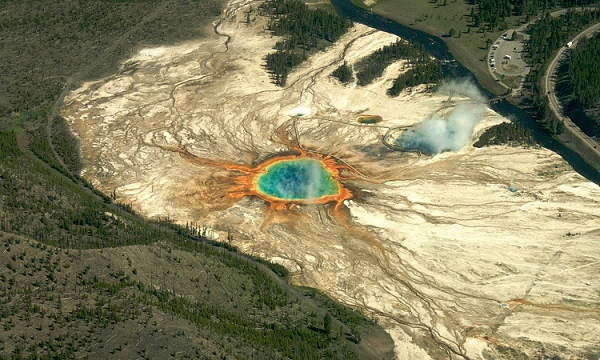  Siêu núi lửa Yellowstone ở Mỹ là 1 trong 4 quả bom hẹn giờ tiềm ẩn nguy cơ tạo ra thảm họa trên Trái đất. Ước tính bên trong núi lửa Yellowstone là lượng nham thạch khổng lồ sâu từ 19 đến 45km.