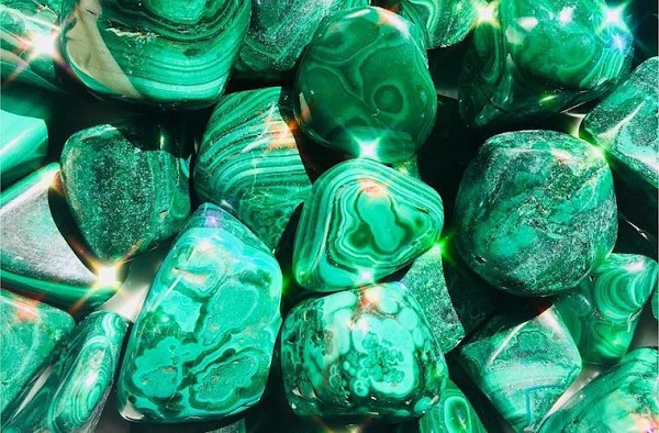  Đá Khổng tước (Malachite) có tên gọi bắt nguồn từ tiếng Hy Lạp cổ “malache” nghĩa là “Cây cầm quỳ”, được sử dụng rộng rãi trong các nền văn minh như Ai Cập cổ đại, Trung Quốc...