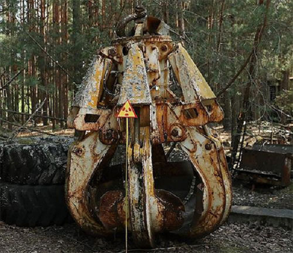 Mới đây, một phần của máy xúc vẫn còn nằm yên ở Pripyat, Ukraine, sau thảm họa hạt nhân Chernobyl đã được Nhà khảo cổ học Rob Maxwell tìm thấy.