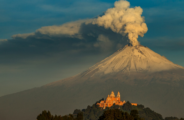 Popocatepetl là ngọn núi lửa nguy hiểm nhất ngày nay và nó vẫn còn đang hoạt động, nằm ở các bang Puebla, bang Mexico, và Morelos, ở miền Trung Mexico, và nằm ở nửa phía đông của vành đai núi lửa xuyên Mexico.