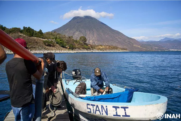 Atitlan là hồ nước đẹp nhất ở Guatemala, nằm ở phía Tây Nam của Guatemala, cách phía Tây thủ đô Guatemala 60 km. Hồ được tạo ra từ miệng của ngọn núi lửa khổng lồ phun trào cách đây 84.000 năm.