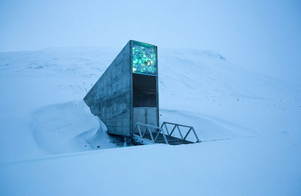 Svalbard Global Seed Vault được ví như ngân hàng hạt giống, hoàn thành vào năm 2008 tại Na Uy. Nếu con người cần gieo trồng lại mọi thứ từ ban đầu, họ có thể sử dụng các loại hạt giống được lưu trữ tại đây. Mặc dù hạt giống có thể được bảo quản an toàn tối đa nhưng người bình thường không có phận sự bị cấm vào địa điểm này.