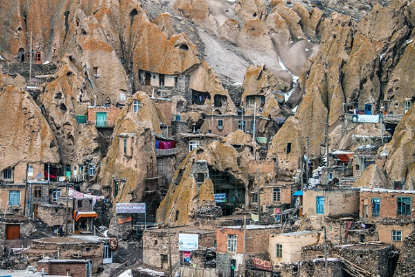 Ngôi  làng Kandovan nằm ở phía tây nam cách thành phố Tabriz, tỉnh Đông Azerbaijan của Iran khoảng 60km. Theo truyền thuyết, những cư dân đầu tiên đến sống trong những chóp đá đó để trốn tránh quân xâm lược Mông Cổ.