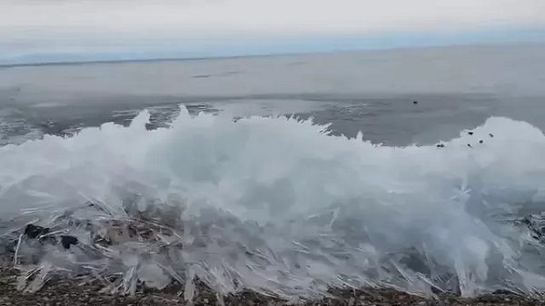 Một nhiếp ảnh gia ở Siberia, Nga đã ghi lại được khoảnh khắc vô cùng kỳ diệu của thiên nhiên khi những con  sóng nước ngọt tràn vào từ Hồ Baikal bị đóng băng ngay lập tức, rơi xuống như miếng kính bị vỡ.