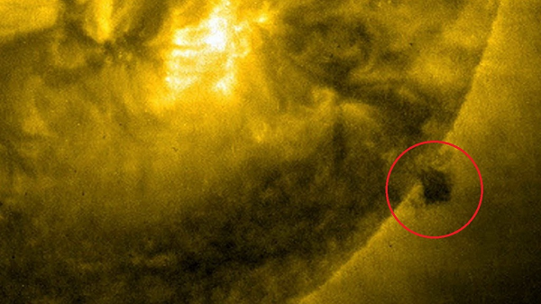 Cụ thể, khi NASA đang phát sóng trực tuyến (live-stream) mặt trời, một vật thể màu đen bí ẩn xuất hiện ở góc dưới bên phải màn hình, và hai giây sau camera lập tức ngừng hoạt động vô cùng khó hiểu.