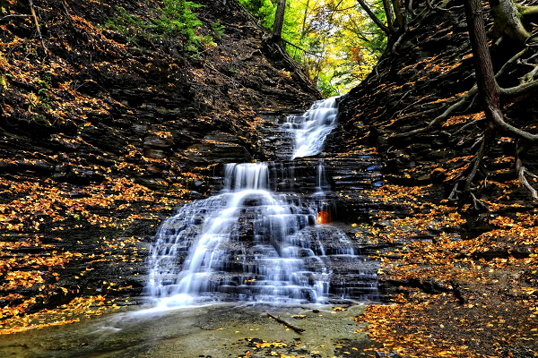 Nằm trong một góc yên tĩnh của công viên Chestnut Ridge, thác nước Ngọn Lửa Vĩnh Cửu (Eternal Flame Falls) ở phía tây New York là sự kết hợp tuyệt đẹp giữa lửa và nước, bất chấp quy luật của tự nhiên.