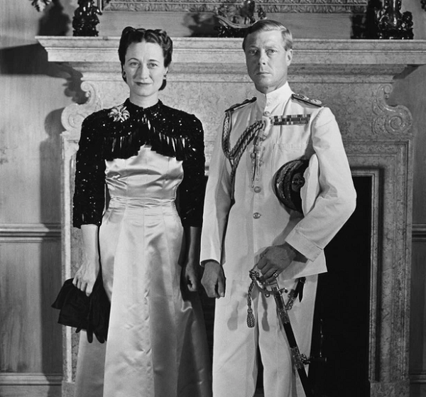 Đầu tiên là câu  chuyện tình huyền thoại của Vua Edward VIII và Wallis Simpson. Năm 1931, Vua Edward VIII khi ấy còn là thái tử đã gặp gỡ và đem lòng yêu say đắm Wallis Simpson - một người phụ nữ đã có 1 đời chồng, đang kết hôn với người chồng thứ 2, là người Mỹ, khác biệt tôn giáo và làm nghề diễn viên.