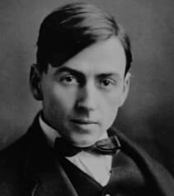 Tom Thomson một họa sĩ người Canada chuẩn bị cho một chuyến câu cá bằng ca nô vào ngày 8/7/1997. Tám ngày sau thi thể của ông được tìm thấy trên hồ Canoe. Nhiều người không tin rằng ông chỉ đơn giản là chết đuối, một số nhà điều tra đồng ý kết luận là do chết đuối, còn những giải thuyết khác như: ông gặp mộ trận bão bất ngờ, tự tử hoặc bị mưu sát. Cho đến nay đây vẫn là một trong số những  bí ẩn nhất Canada.