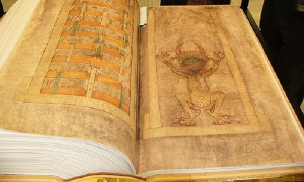 Dù tên gọi có nghĩa "Cuốn sách khổng lồ" (Giant Book) trong tiếng Latinh, Codex Gigas thường được biết đến nhiều hơn với biệt danh "Kinh Quỷ dữ". Cuốn sách bọc da  bí ẩn ra đời vào thế kỷ 13 này là bản thảo lớn nhất còn tồn tại từ thời Trung cổ, được lưu giữ ở hầm chứa của Thư viện Quốc gia Thụy Điển.