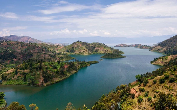  Hồ Kivu, nằm giữa biên giới Rwanda và Cộng hòa Dân chủ Congo (Trung châu Phi), mang đến một cảnh quan đẹp lạ thường, được bao quanh bởi những ngọn núi lửa cao chót vót và những sườn núi xanh tươi tốt với những đồn điền trồng chè, cà phê và chuối.