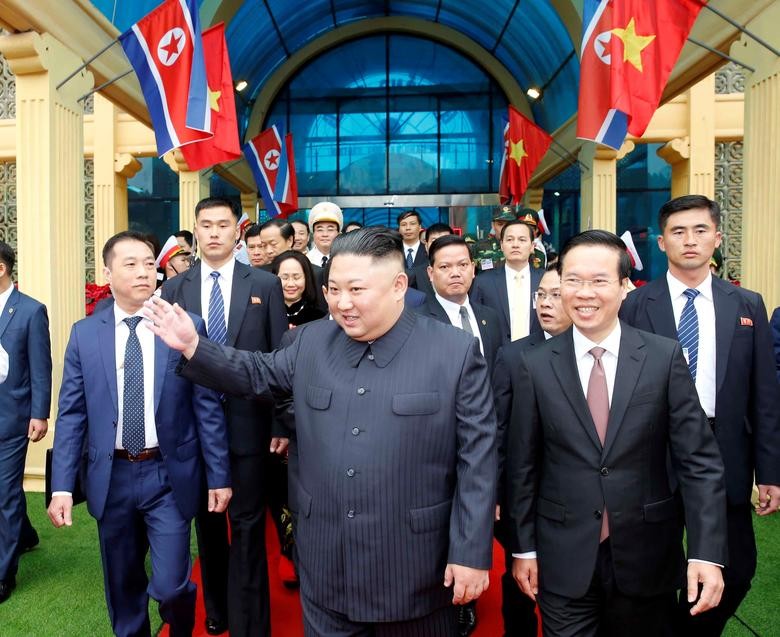 Đoàn tàu đưa  Chủ tịch Triều Tiên Kim Jong-un đã đến nhà ga Đồng Đăng vào sáng 26/2. Sau lễ đón, ông nhanh chóng di chuyển về Hà Nội trên một chiếc limousine màu đen. Ảnh: Reuters