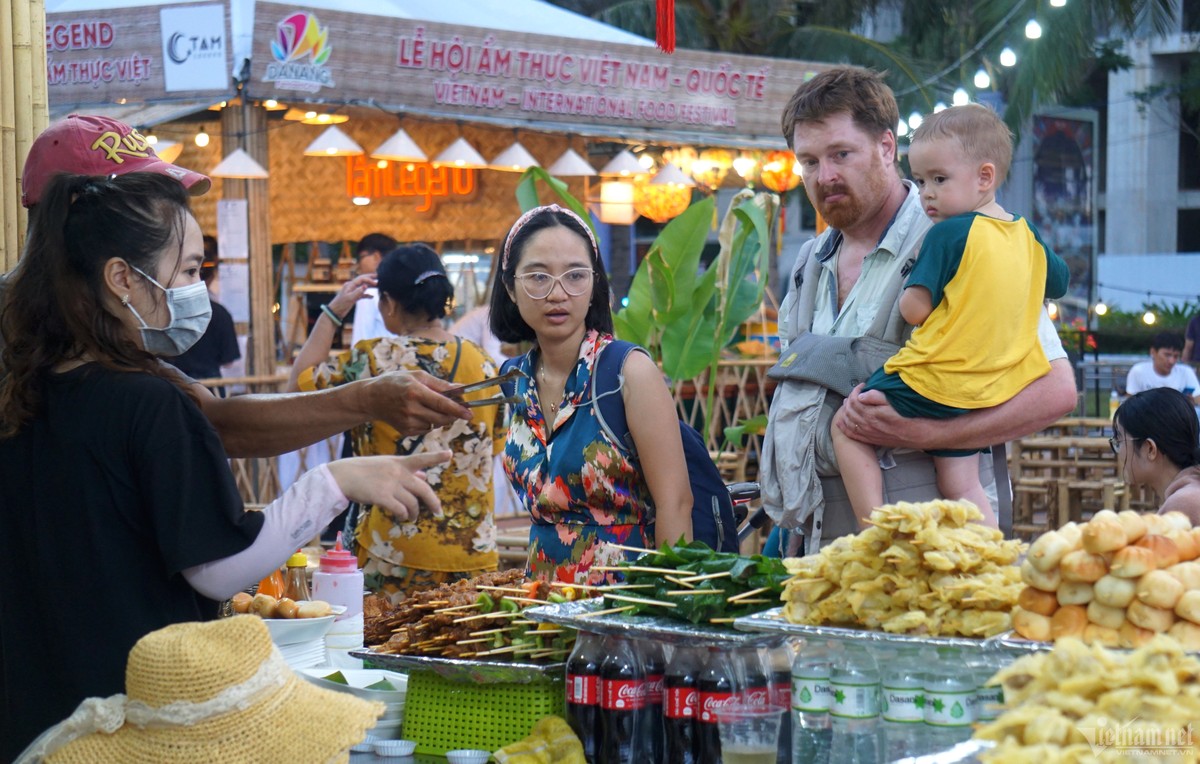 Tại công viên Biển Đông ở đường Võ Nguyên Giáp (quận Sơn Trà, TP Đà Nẵng) đang tổ chức không gian chế biến ẩm thực và trải nghiệm làng nghề truyền thống. Đây là hoạt động nổi bật tại  Lễ hội Tận hưởng mùa hè – Enjoy Danang 2023 diễn ra từ ngày 28/7 đến ngày 1/8.