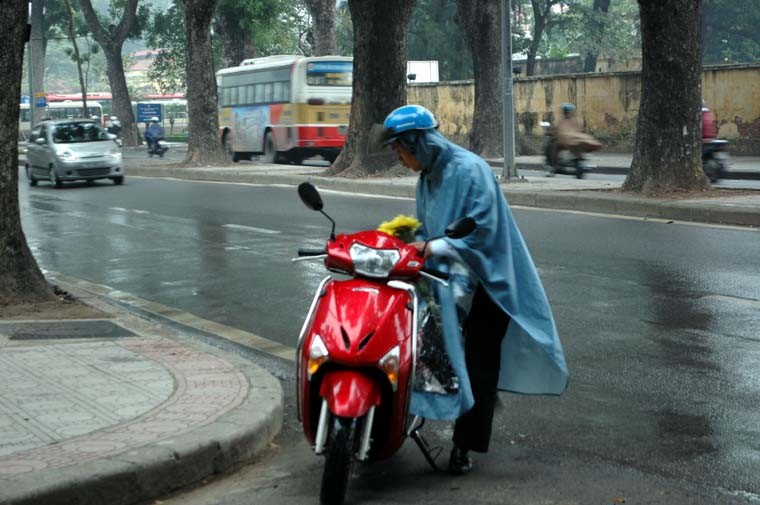 Trời mưa và lạnh vẫn không ngăn được tình cảm người dân dành cho Đại tướng Võ Nguyên Giáp.