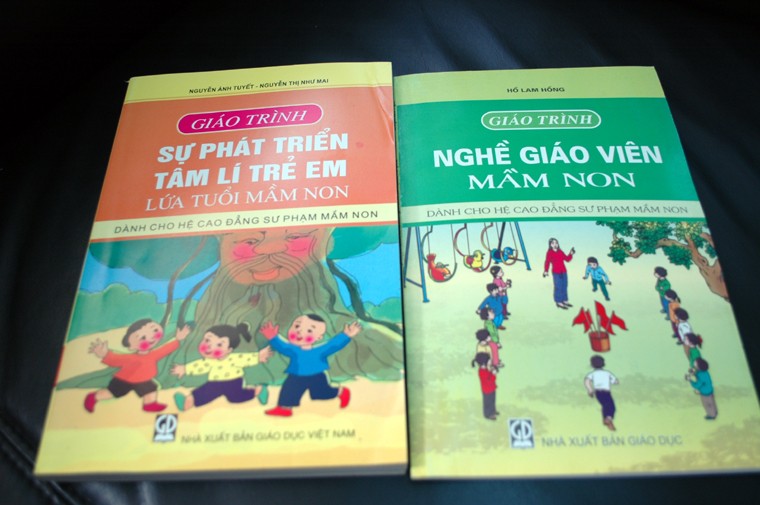 Giáo trình chính quy để các bảo mẫu tương lai học ở trường cao đẳng sư phạm Mẫu Giáo Trung ương Hà Nội.