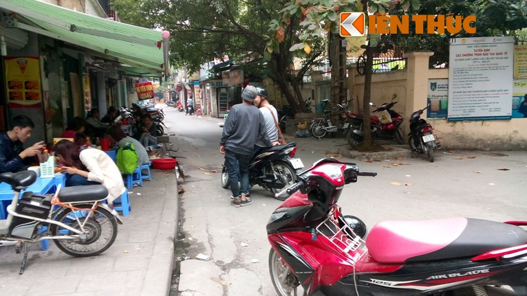 Ngõ 4C, đường Đặng Văn Ngữ, quận Đống Đa, Hà Nội là lối vào trường THPT Kim Liên.